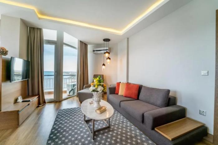 Salamis Bay Conti Resort Hotel & Casino Фамагуста Стая снимка A living room in a modern apartment