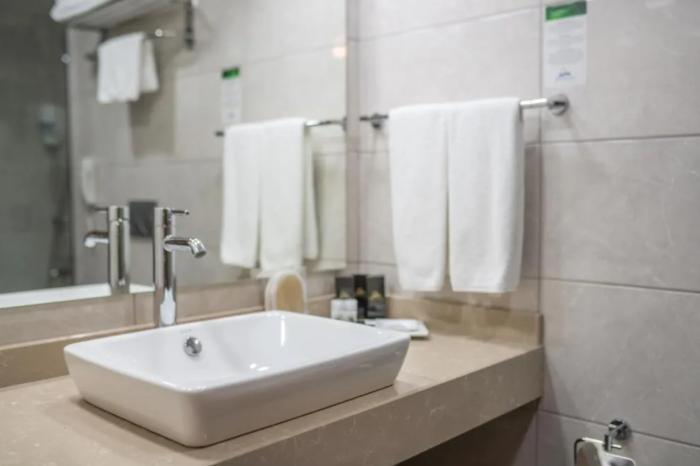 Salamis Bay Conti Resort Hotel & Casino Фамагуста Стая снимка Bathroom